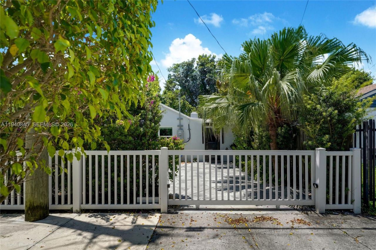 8730 NE 8th Ct, Miami, FL 33138 Photo