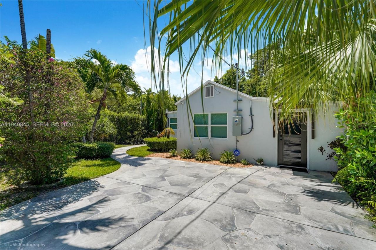 8730 NE 8th Ct, Miami, FL 33138 Photo