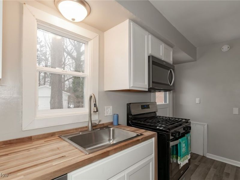 2400 Noble Road, Cleveland Heights, OH 44121 Photo 10