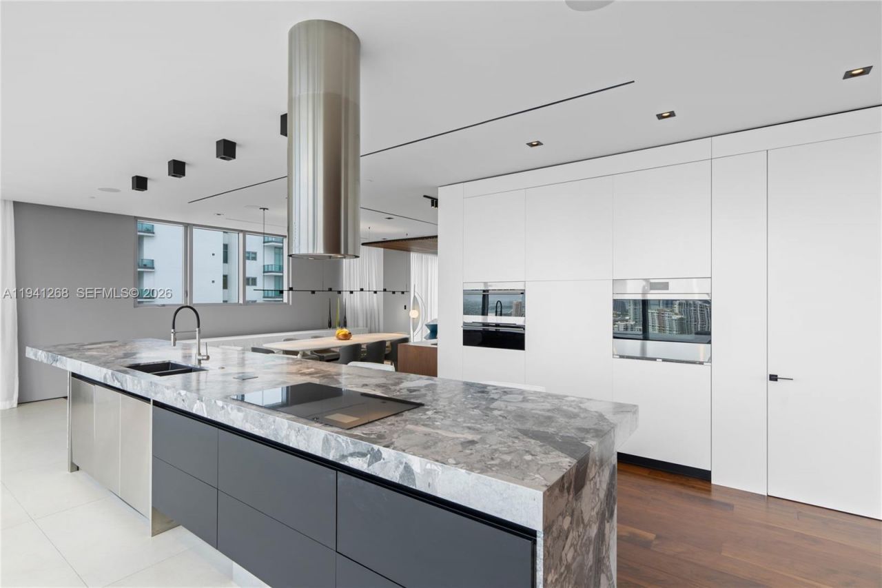 1300 Brickell Bay Dr , Unit 4401, Miami, FL 33131 Photo