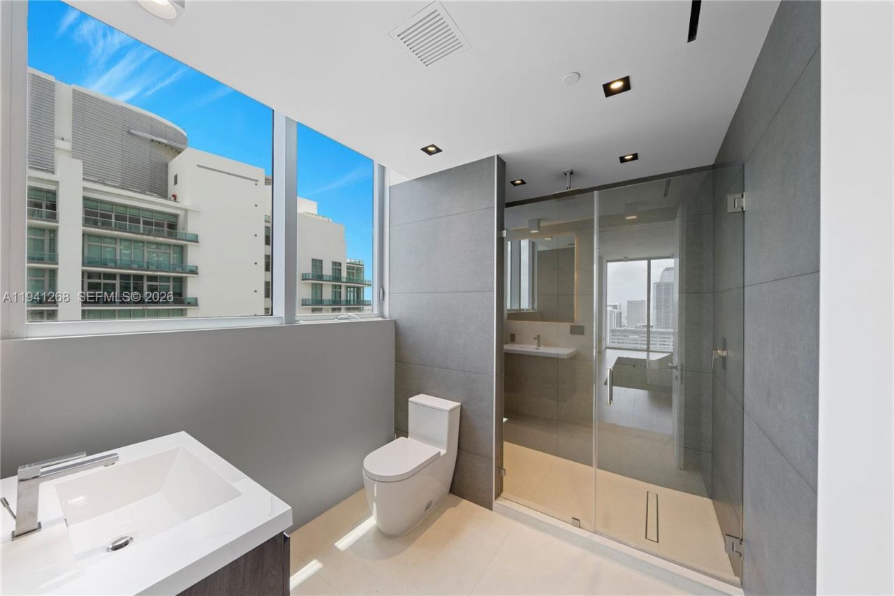 1300 Brickell Bay Dr , Unit 4401, Miami, FL 33131 Photo