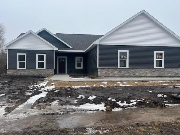 190 Deerrun Drive, Fall River, WI 53932