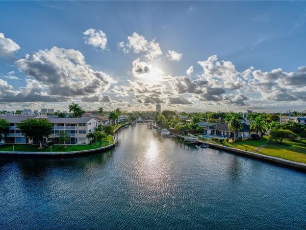 437 Golden Isles Dr, Unit 4D, Hallandale Beach, FL 33009