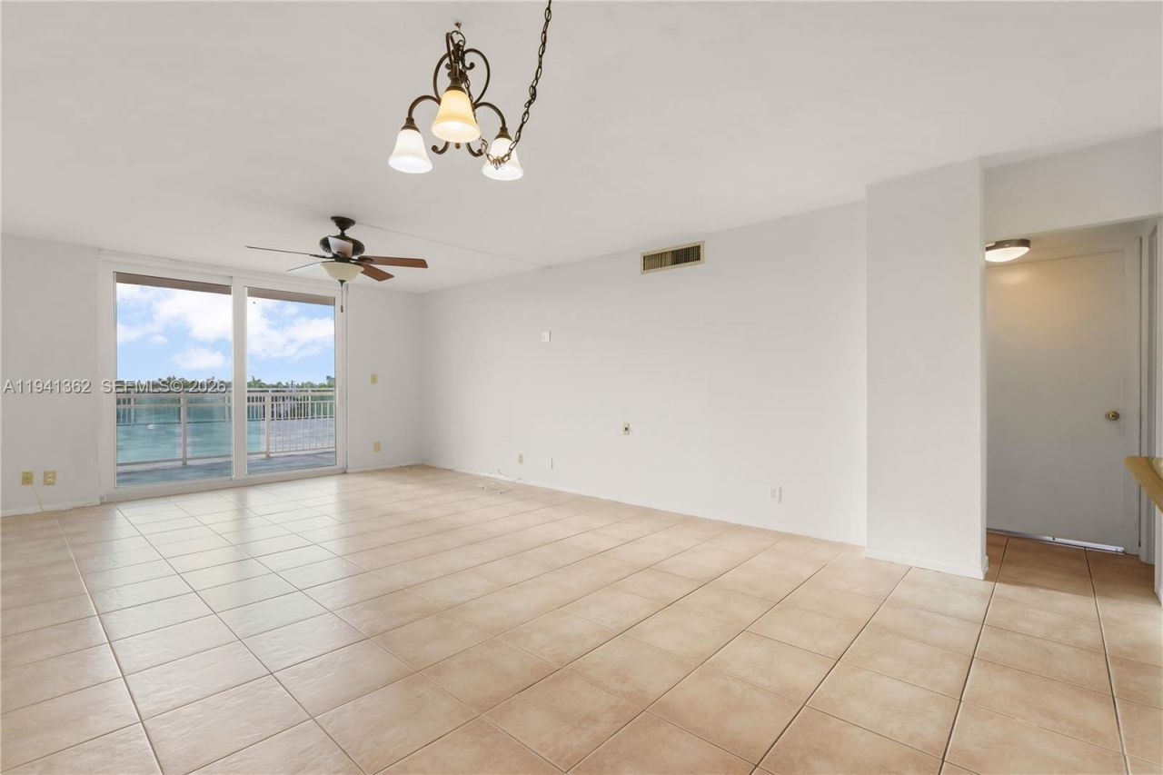 437 Golden Isles Dr, Unit 4D, Hallandale Beach, FL 33009 Photo