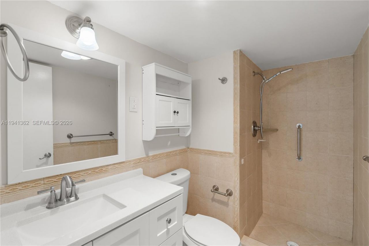 437 Golden Isles Dr, Unit 4D, Hallandale Beach, FL 33009 Photo