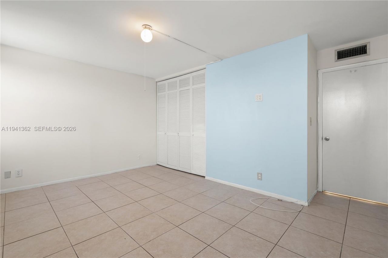 437 Golden Isles Dr, Unit 4D, Hallandale Beach, FL 33009 Photo