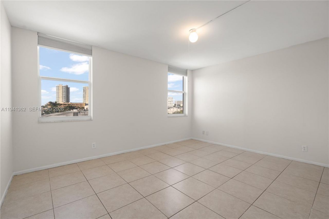 437 Golden Isles Dr, Unit 4D, Hallandale Beach, FL 33009 Photo