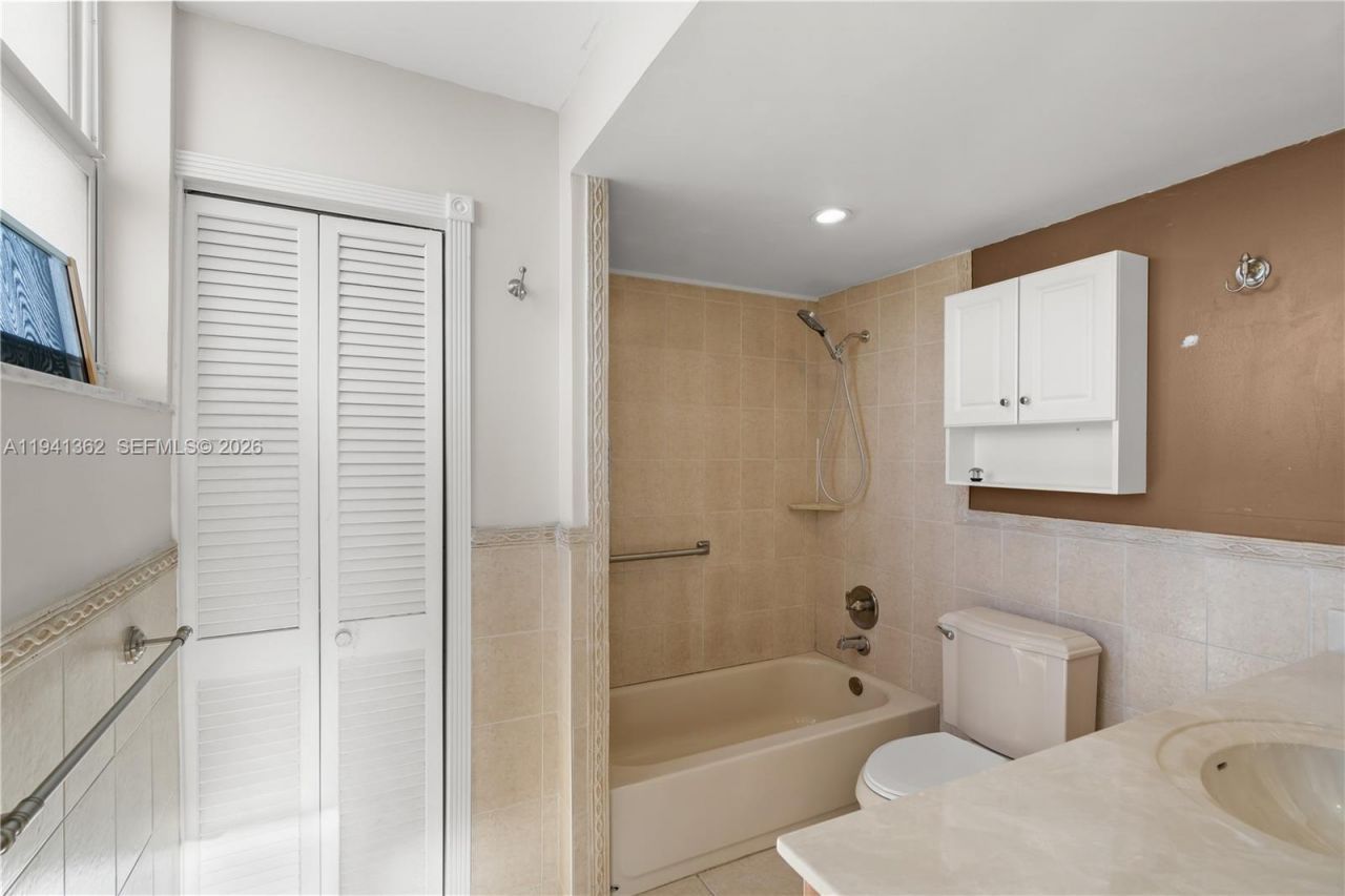 437 Golden Isles Dr, Unit 4D, Hallandale Beach, FL 33009 Photo