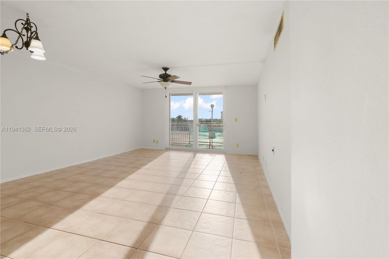 437 Golden Isles Dr, Unit 4D, Hallandale Beach, FL 33009 Photo