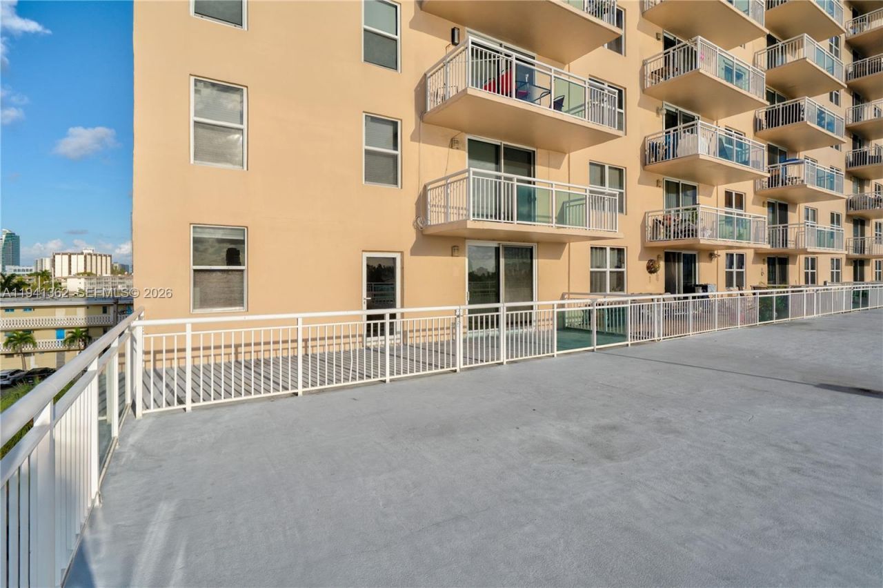 437 Golden Isles Dr, Unit 4D, Hallandale Beach, FL 33009 Photo