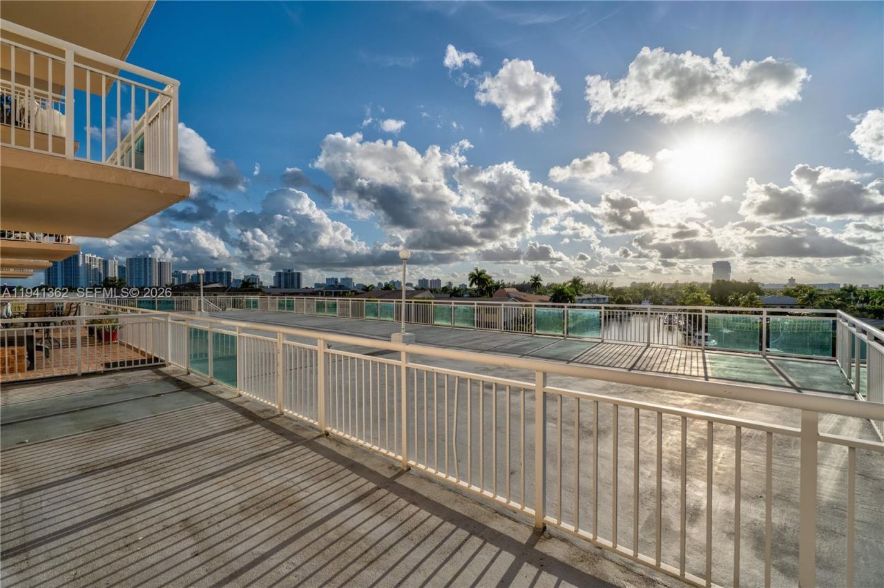 437 Golden Isles Dr, Unit 4D, Hallandale Beach, FL 33009 Photo