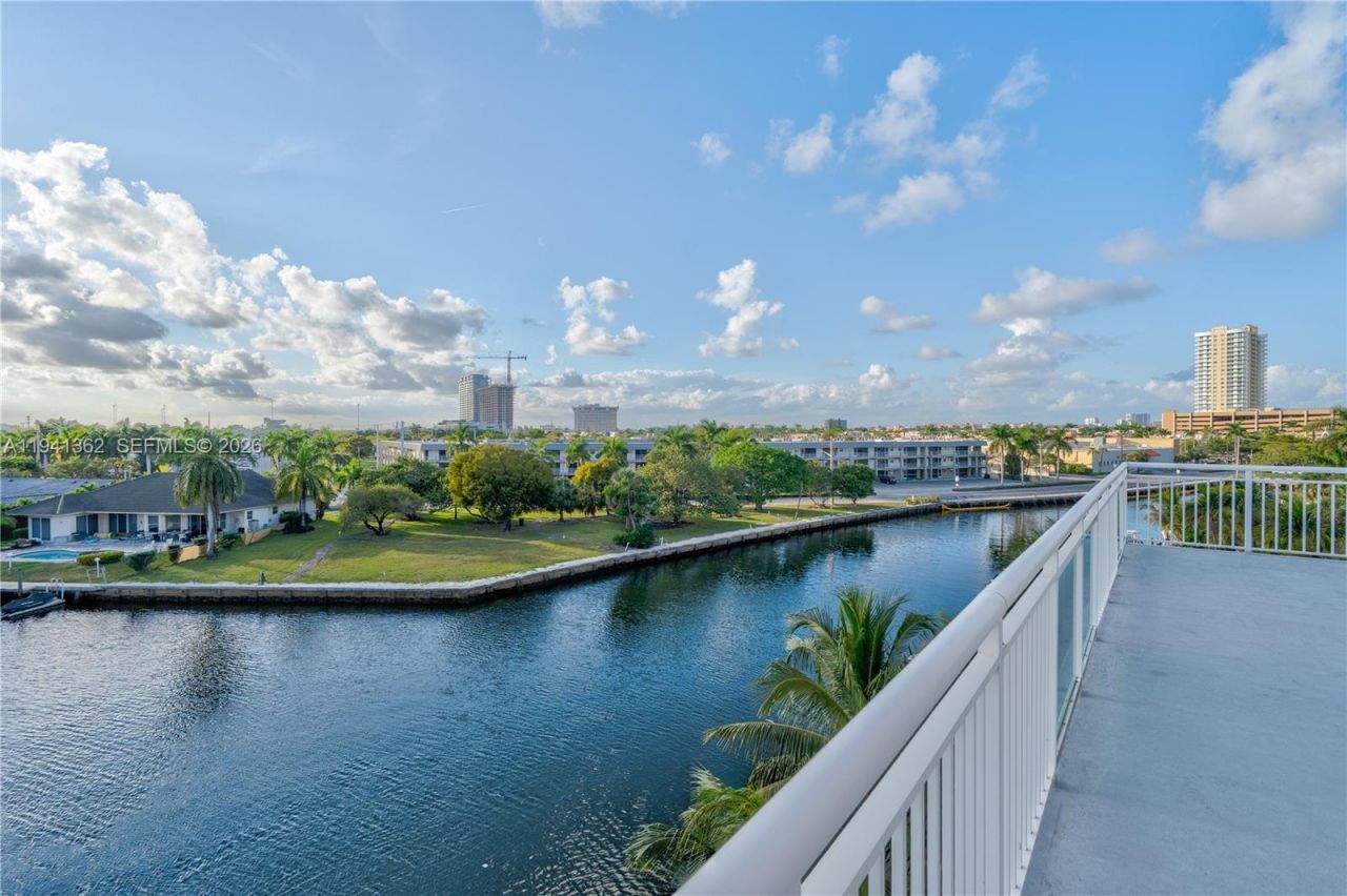 437 Golden Isles Dr, Unit 4D, Hallandale Beach, FL 33009 Photo