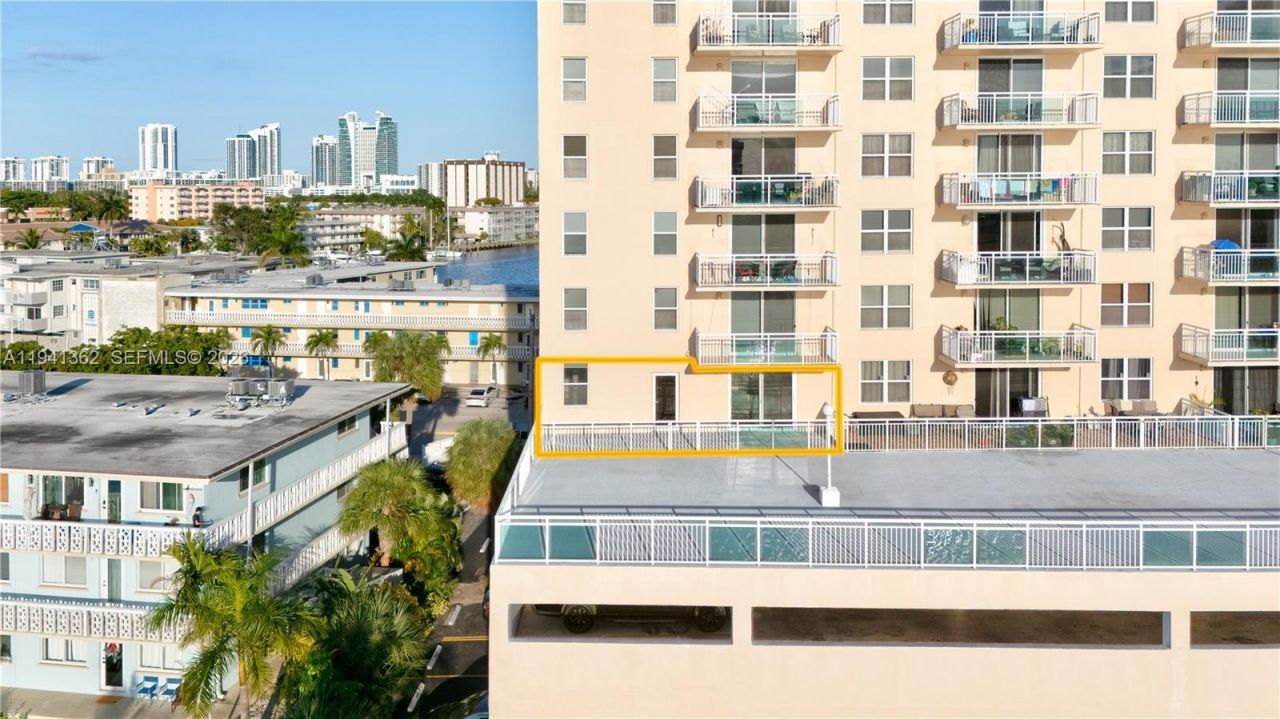 437 Golden Isles Dr, Unit 4D, Hallandale Beach, FL 33009 Photo