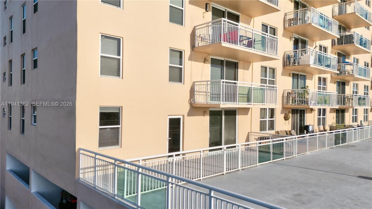 437 Golden Isles Dr, Unit 4D, Hallandale Beach, FL 33009 Photo