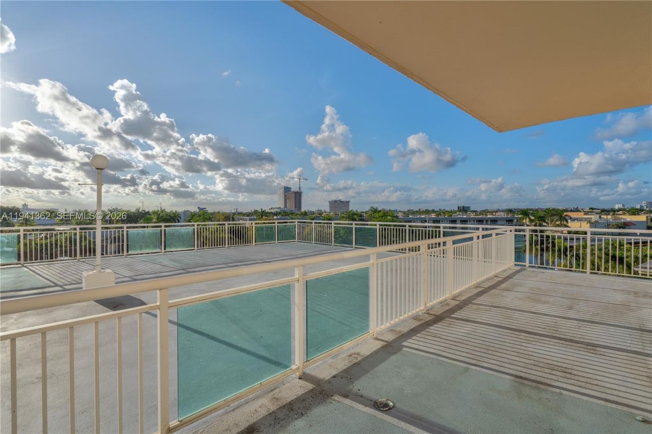 437 Golden Isles Dr, Unit 4D, Hallandale Beach, FL 33009 Photo