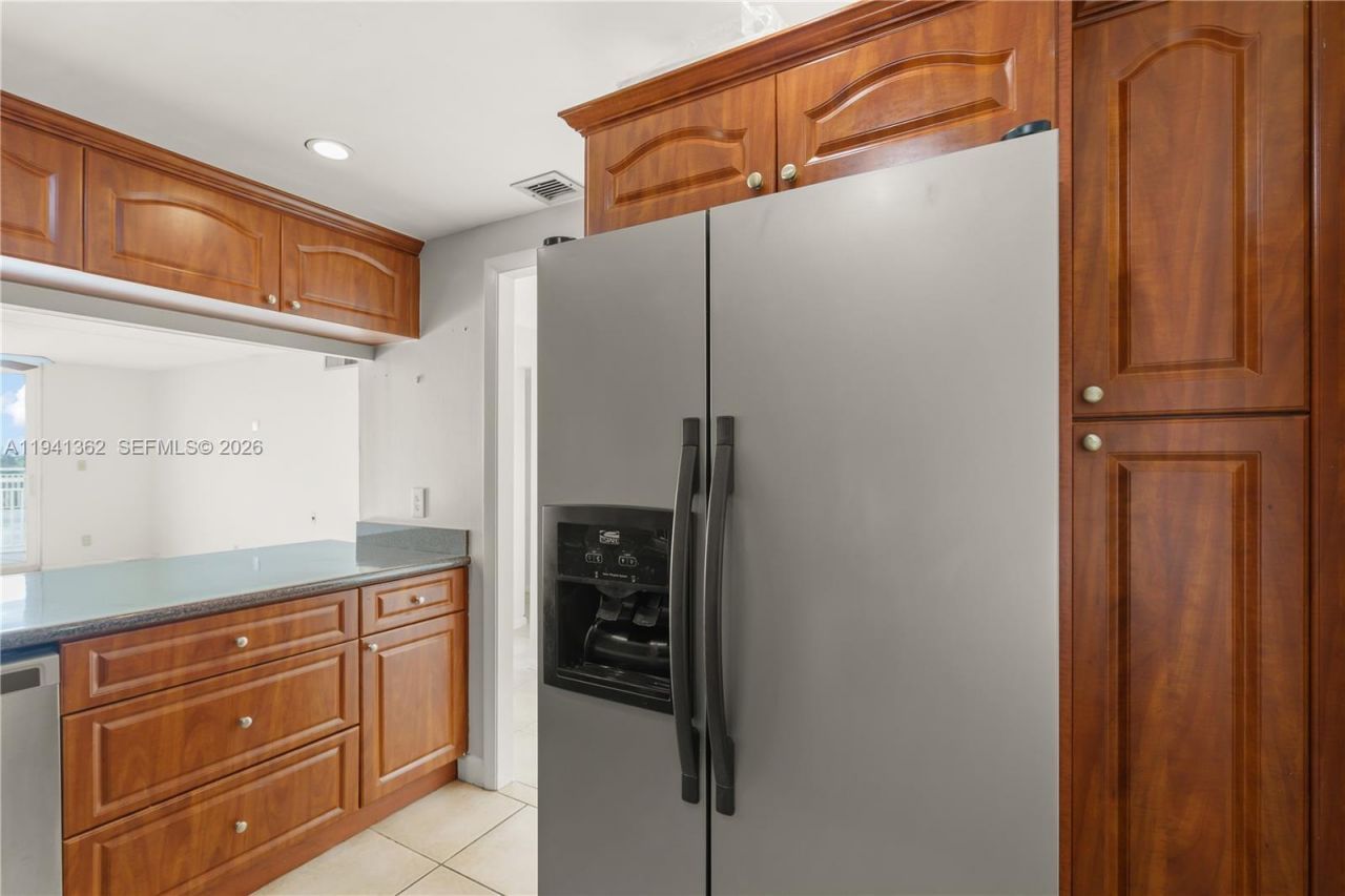 437 Golden Isles Dr, Unit 4D, Hallandale Beach, FL 33009 Photo