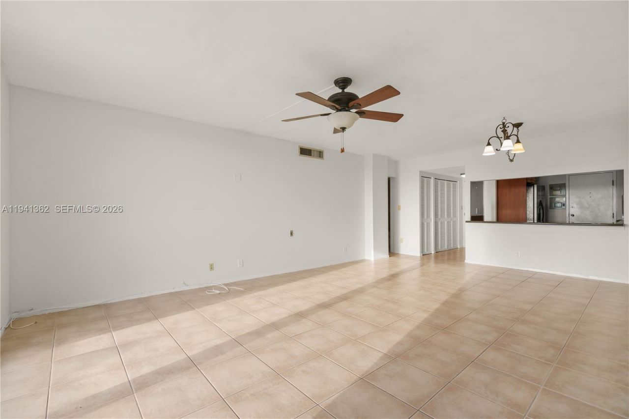 437 Golden Isles Dr, Unit 4D, Hallandale Beach, FL 33009 Photo