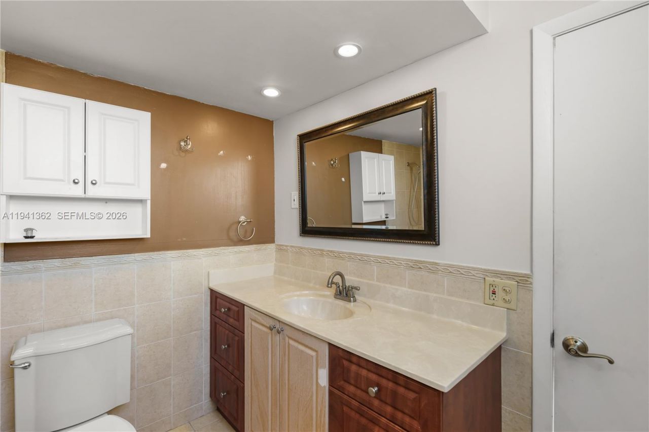 437 Golden Isles Dr, Unit 4D, Hallandale Beach, FL 33009 Photo