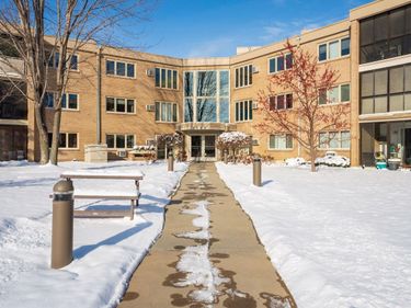 4360 Brookside Court, Unit 310, Edina, MN 55436