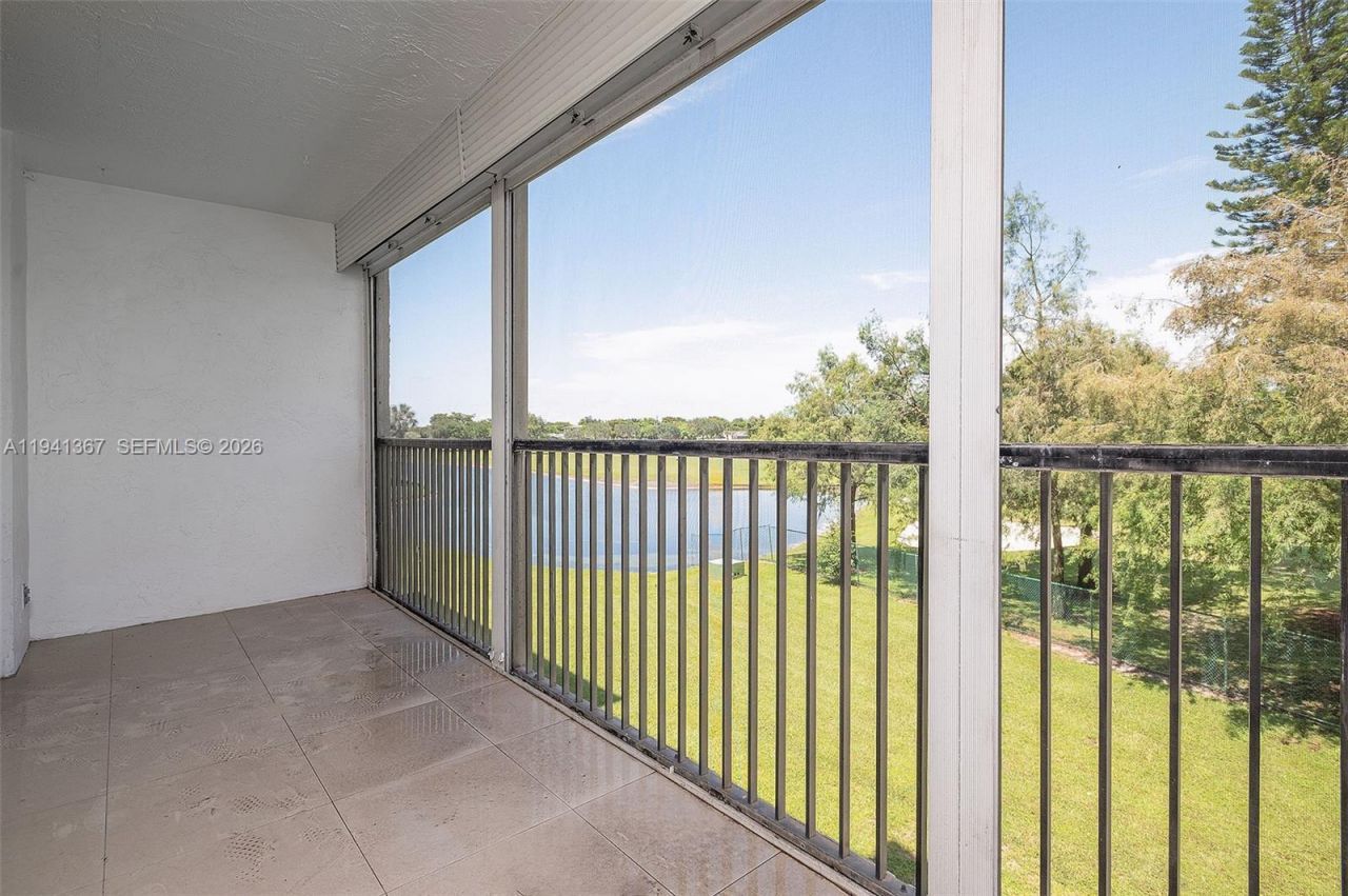 3150 W Rolling Hills Cir, Unit 307, Davie, FL 33328 Photo