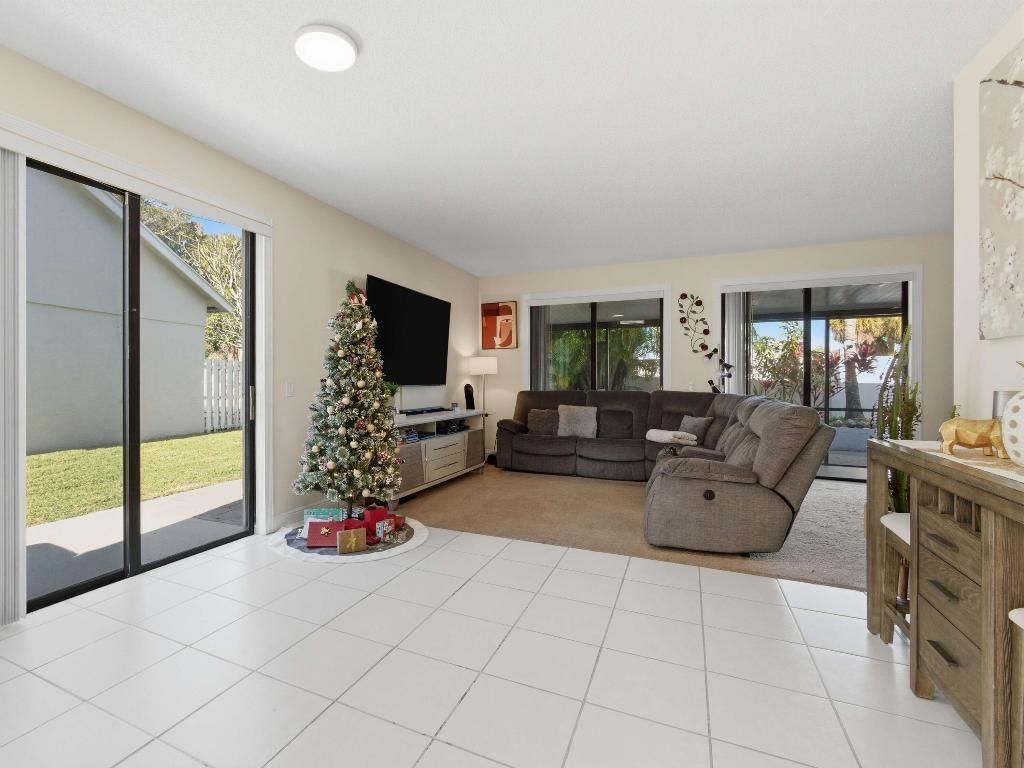 3962 Circle Lake Drive, West Palm Beach, FL 33417 Photo