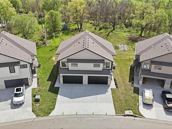 211 NW Orchard Court, Lee's Summit, MO 64063