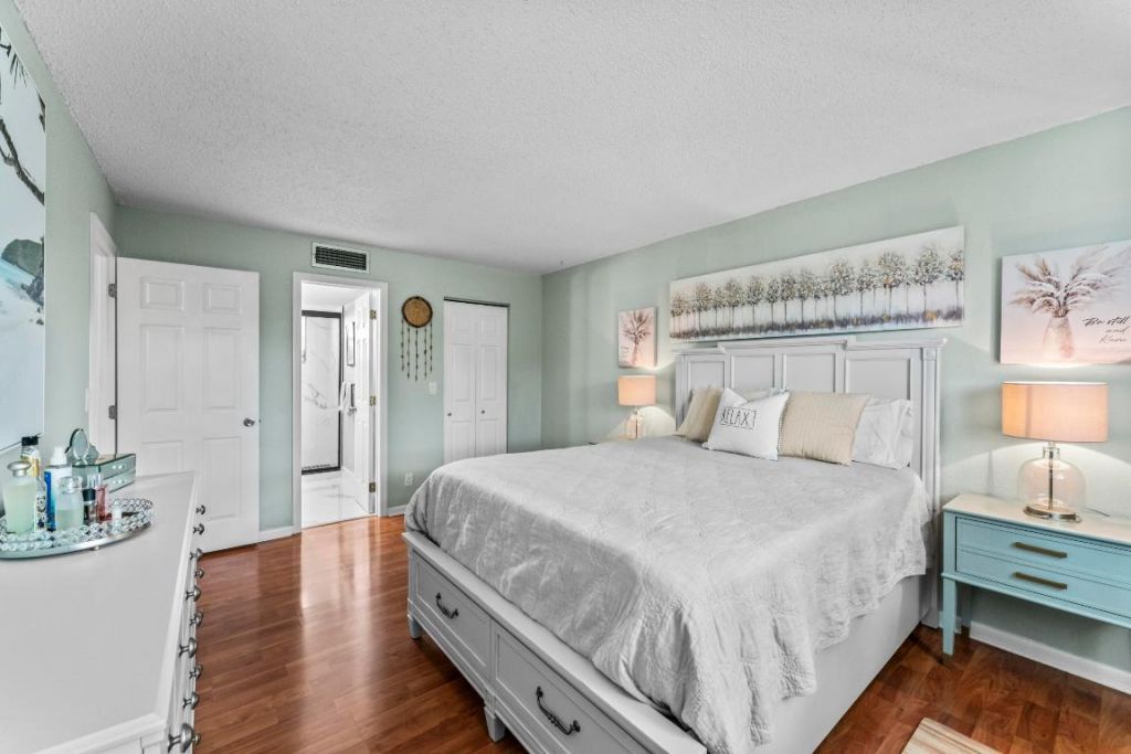 225 Bonnie Boulevard, Unit 302, Palm Springs, FL 33461 Photo