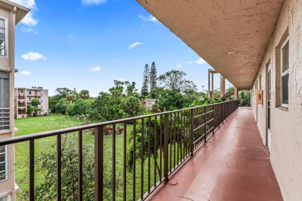 225 Bonnie Boulevard, Unit 302, Palm Springs, FL 33461 Photo