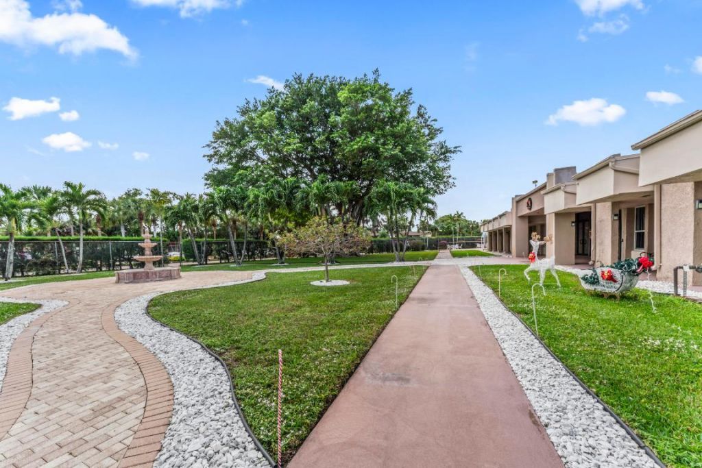 225 Bonnie Boulevard, Unit 302, Palm Springs, FL 33461 Photo