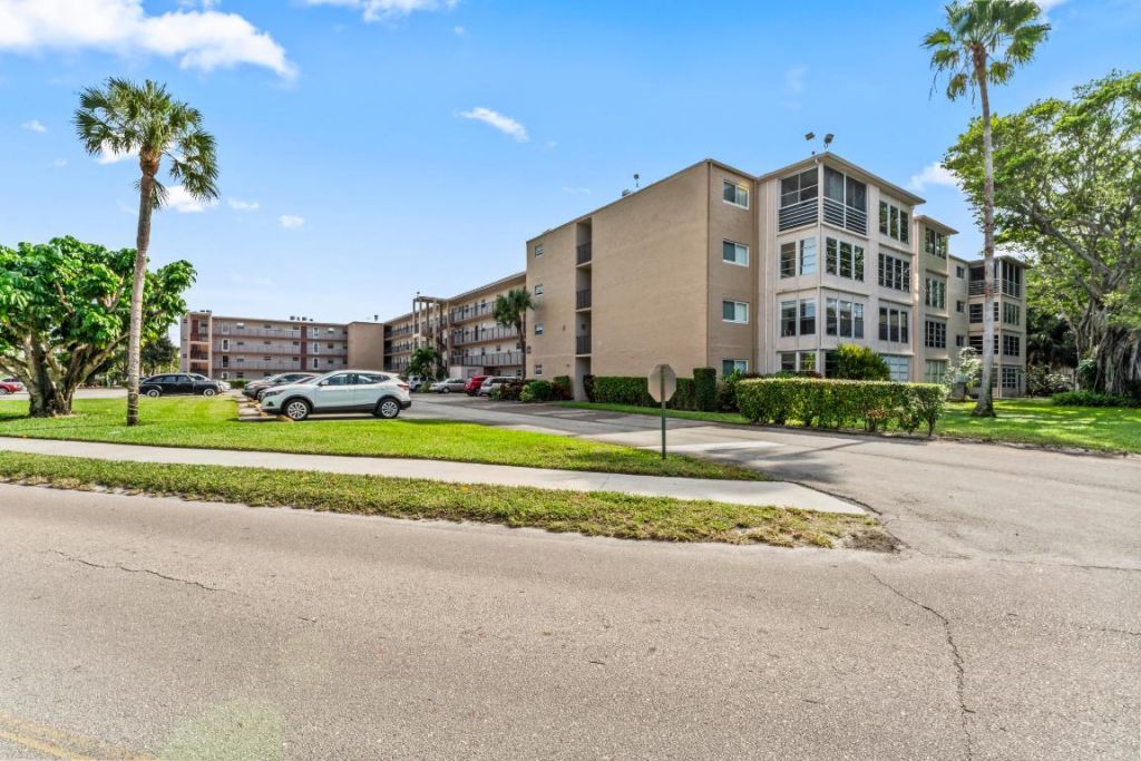 225 Bonnie Boulevard, Unit 302, Palm Springs, FL 33461 Photo