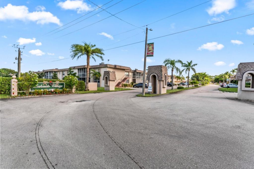 225 Bonnie Boulevard, Unit 302, Palm Springs, FL 33461 Photo