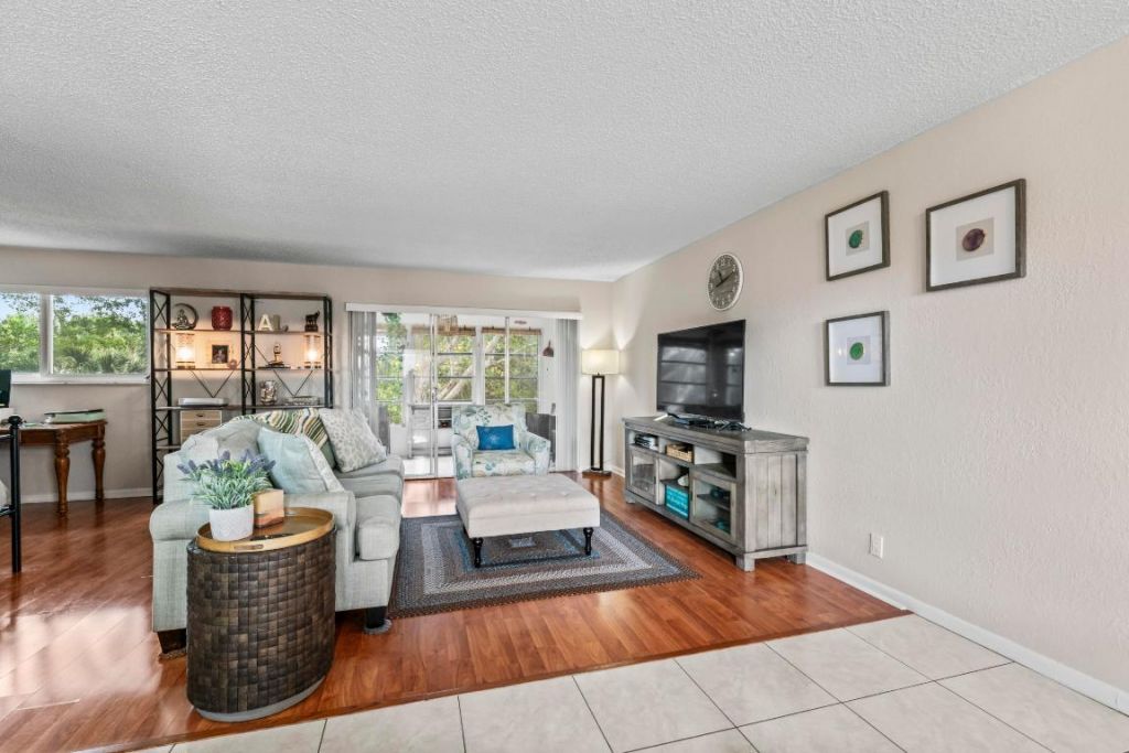 225 Bonnie Boulevard, Unit 302, Palm Springs, FL 33461 Photo