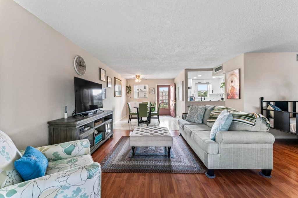 225 Bonnie Boulevard, Unit 302, Palm Springs, FL 33461 Photo