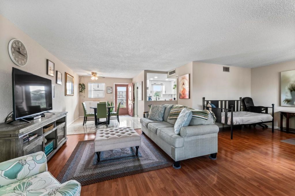 225 Bonnie Boulevard, Unit 302, Palm Springs, FL 33461 Photo
