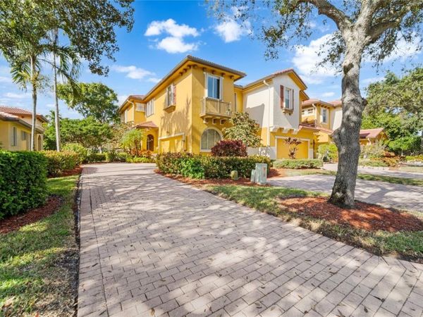 5772 NW 119th Dr, Coral Springs, FL 33076