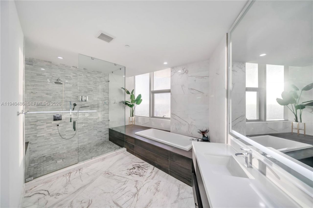 851 NE 1st Avenue, Unit Penthouse, Miami, FL 33132 Photo