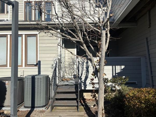 748 Mainsail Ln, Secaucus, NJ 07094