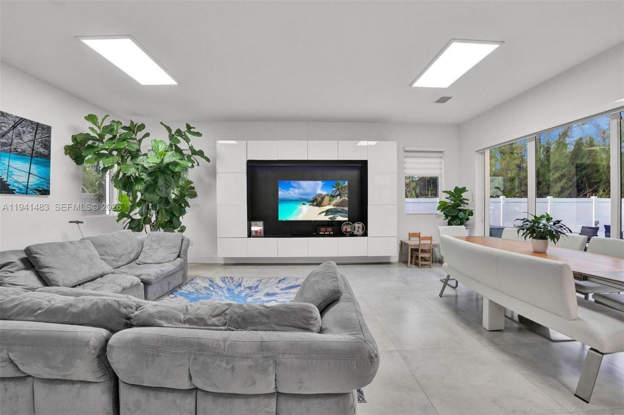 10055 NW 77th St , Doral, FL 33178 Photo