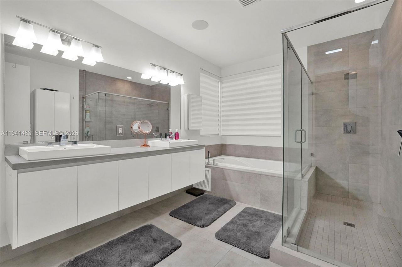 10055 NW 77th St , Doral, FL 33178 Photo