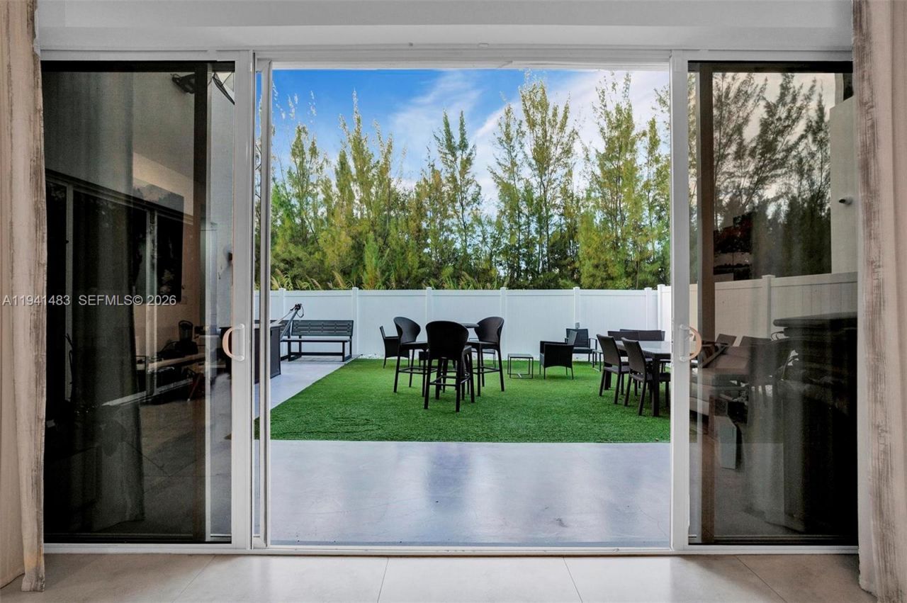 10055 NW 77th St , Doral, FL 33178 Photo