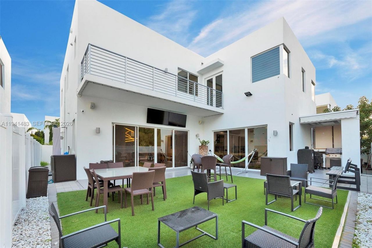 10055 NW 77th St , Doral, FL 33178 Photo