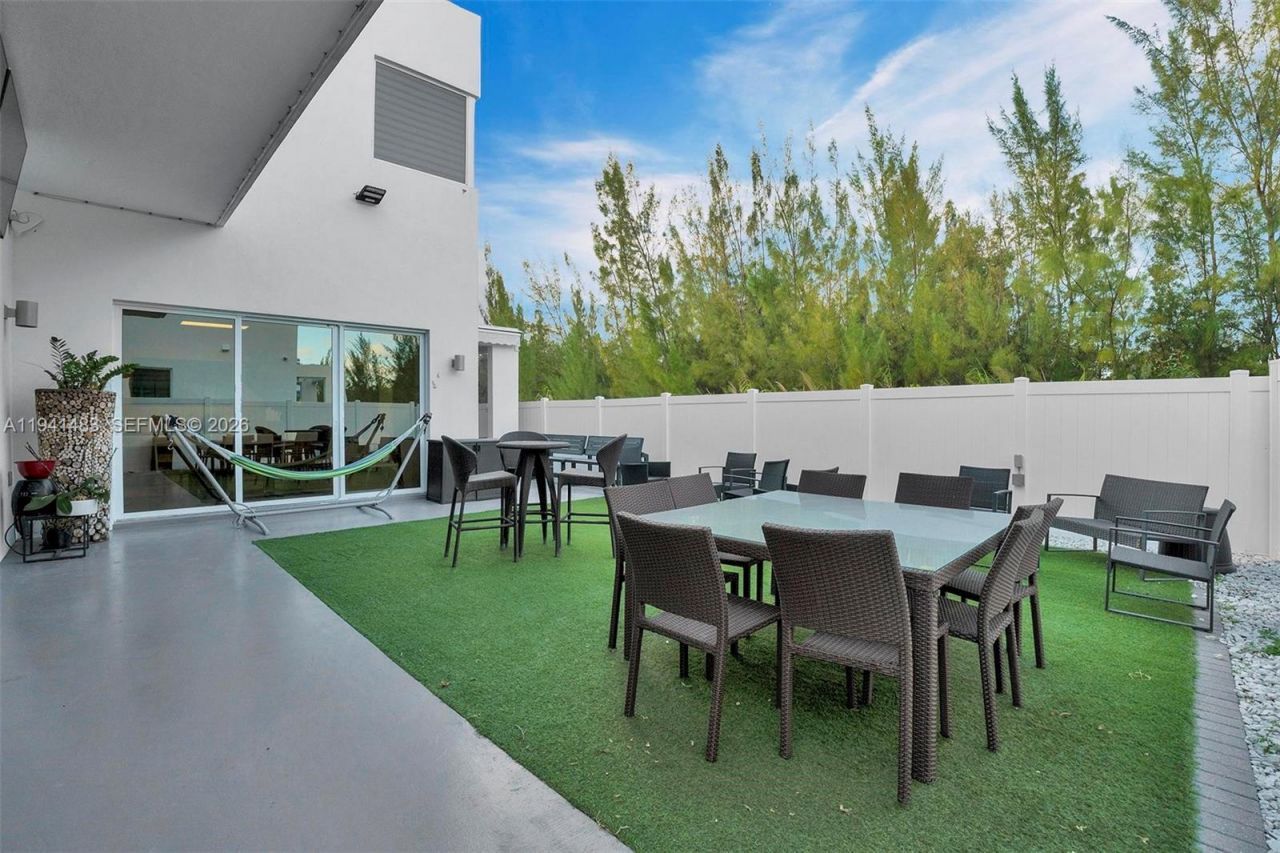 10055 NW 77th St , Doral, FL 33178 Photo