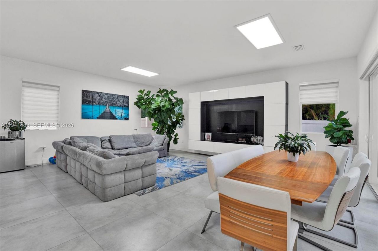 10055 NW 77th St , Doral, FL 33178 Photo