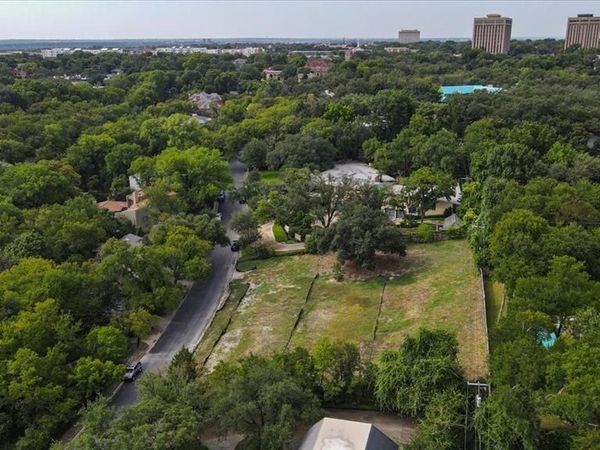 2004 Indian Creek Drive , Westover Hills, TX 76107