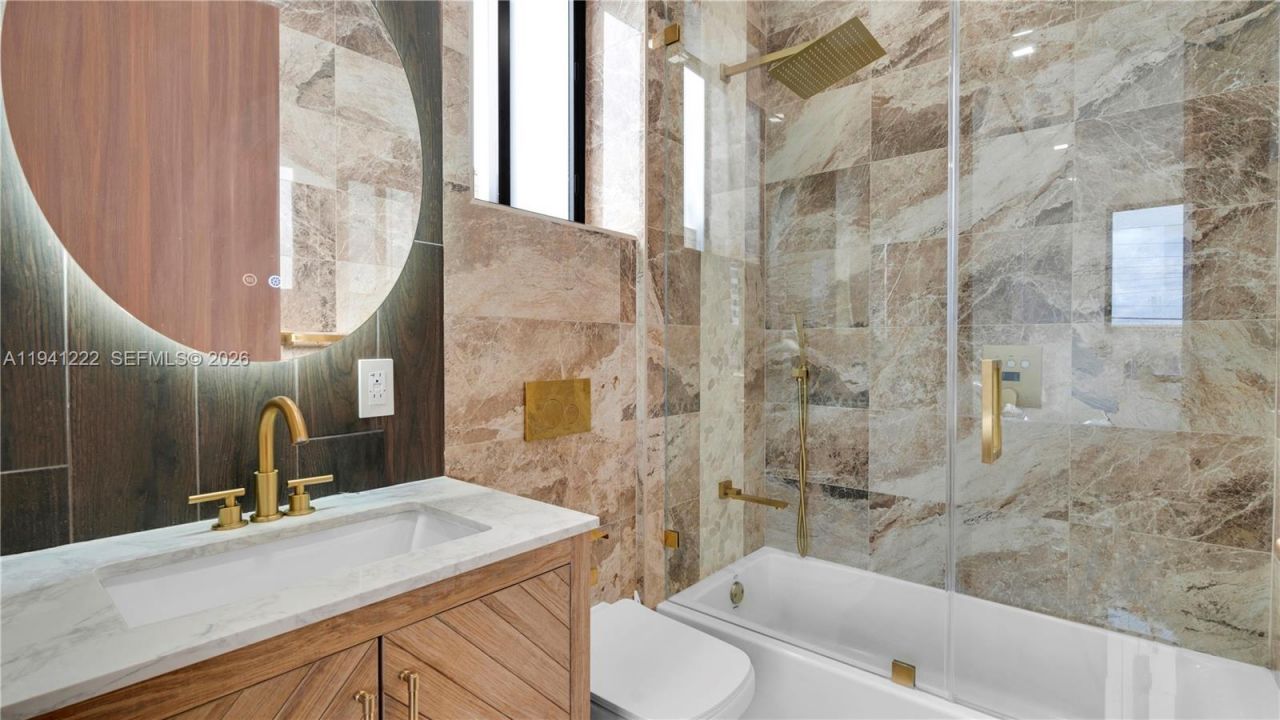 19600 NE 26th Ave, Miami, FL 33180 Photo