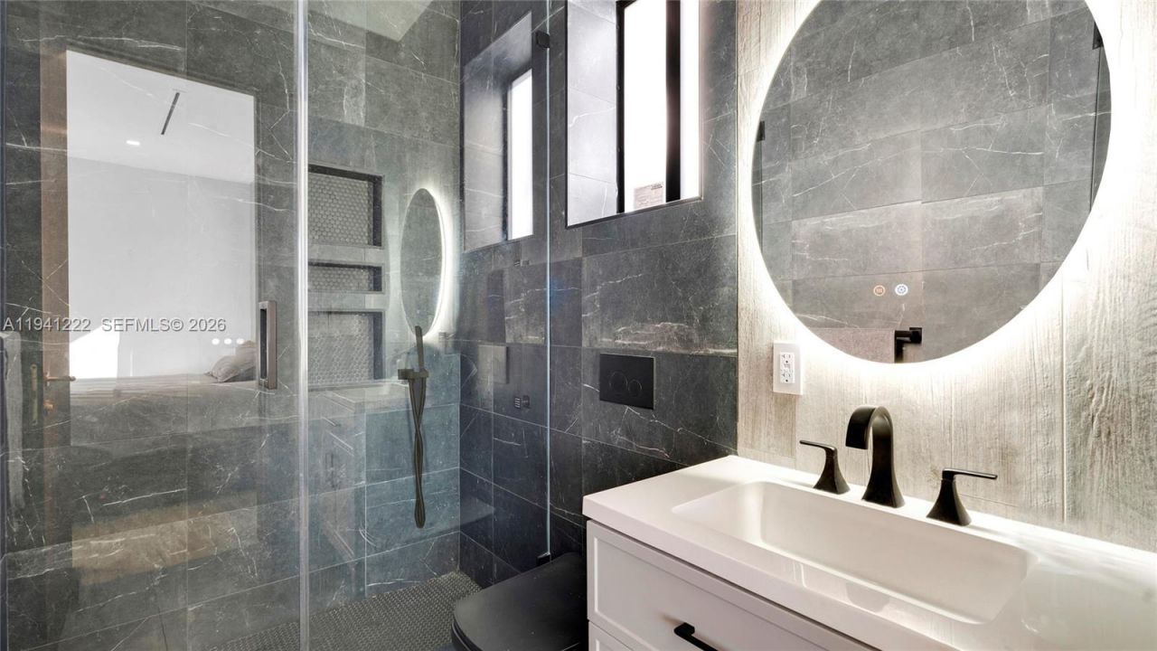 19600 NE 26th Ave, Miami, FL 33180 Photo