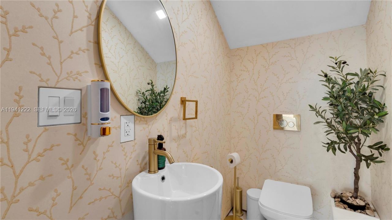 19600 NE 26th Ave, Miami, FL 33180 Photo