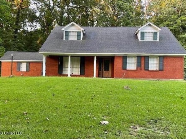 200 Dunbarton Drive, Natchez, MS 39120