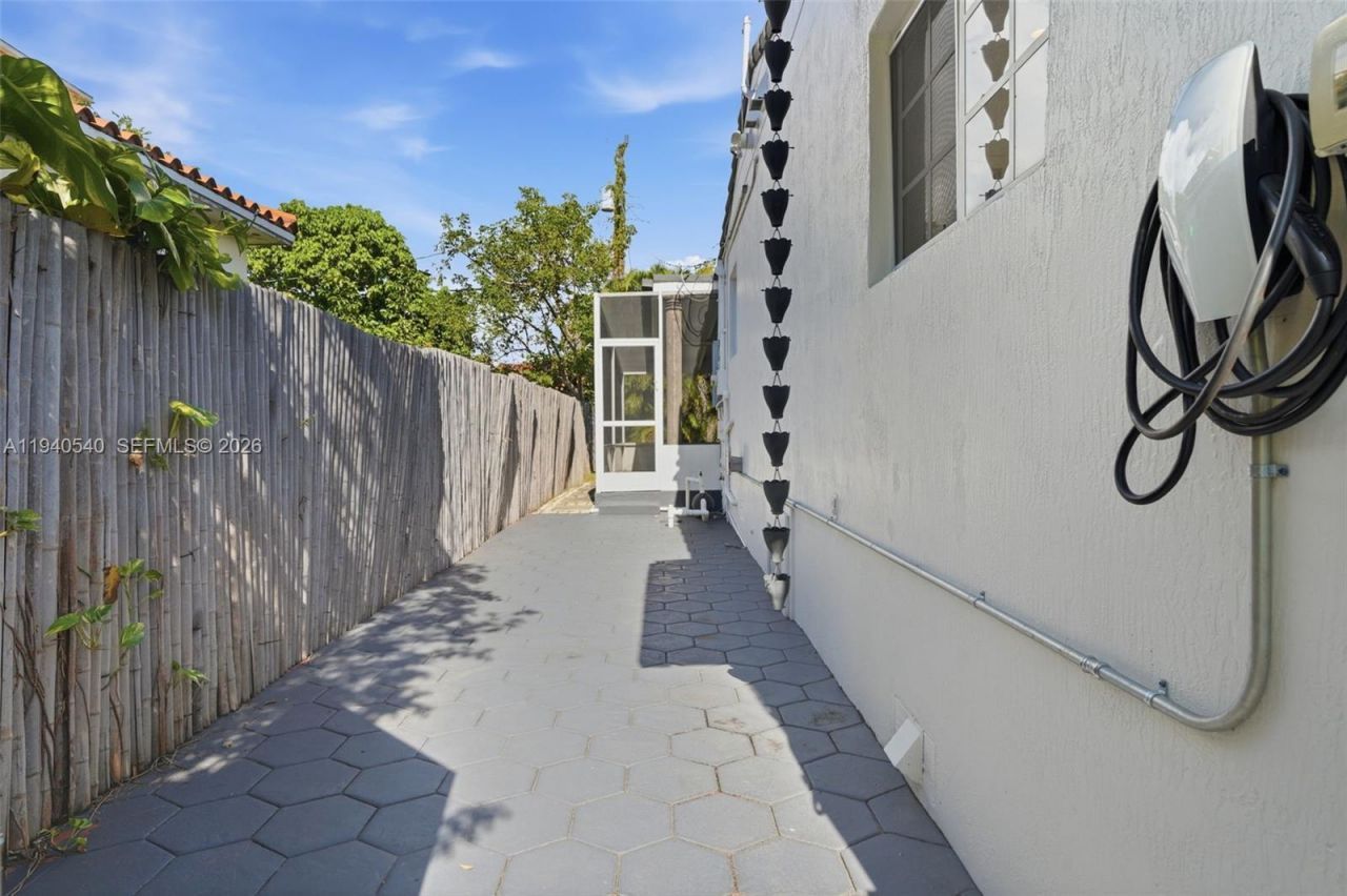 3681 SW 21st St, Miami, FL 33145 Photo