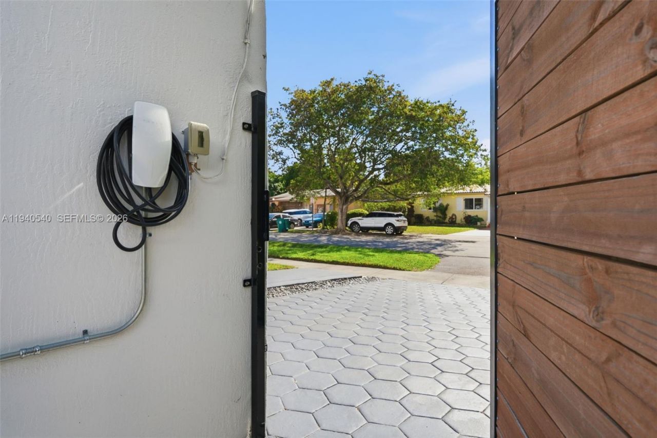 3681 SW 21st St, Miami, FL 33145 Photo